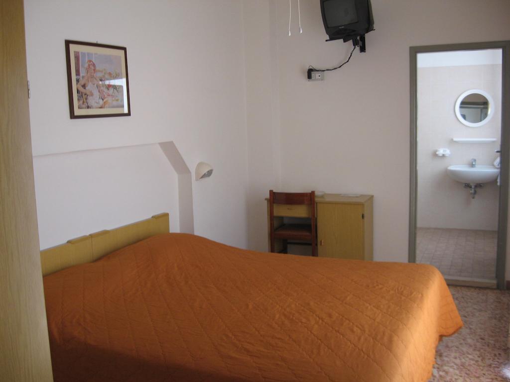 Hotel Eleonora Rimini Rum bild