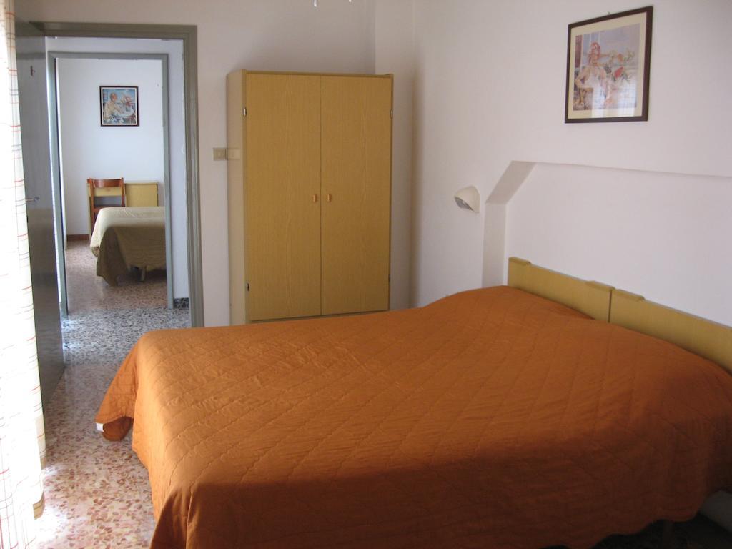 Hotel Eleonora Rimini Rum bild