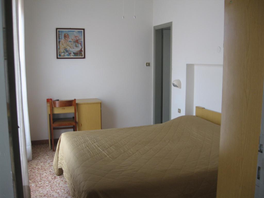 Hotel Eleonora Rimini Rum bild